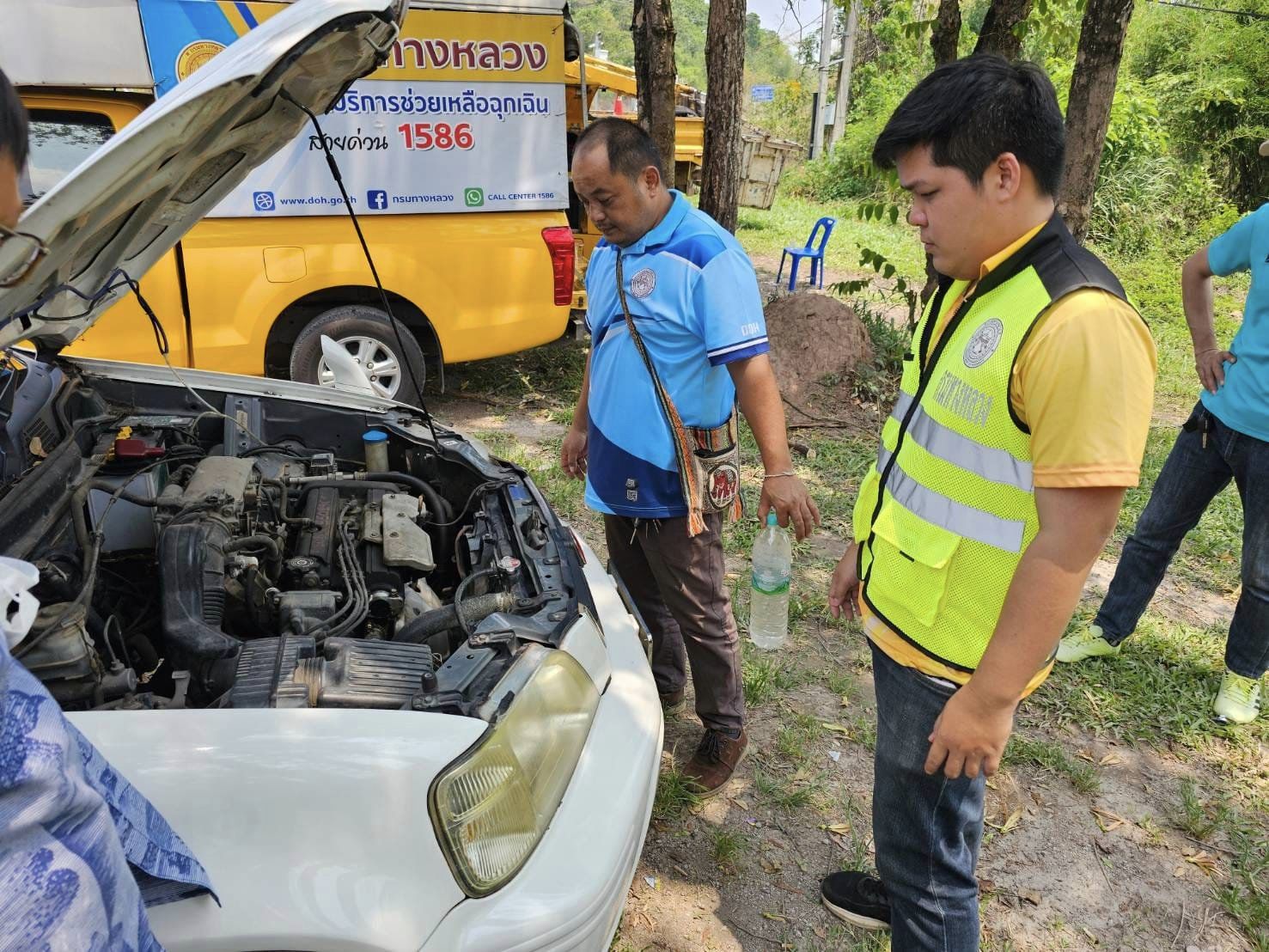 หน่วยบริการเคลื่อนที่เร็วและเจ้าหน้าที่ประจำจุดบริการทั่วไทย (สามแยกบ้านสานตม) ได้ให้ความช่วยเหลือช่วงเทศกาลสงกรานต์